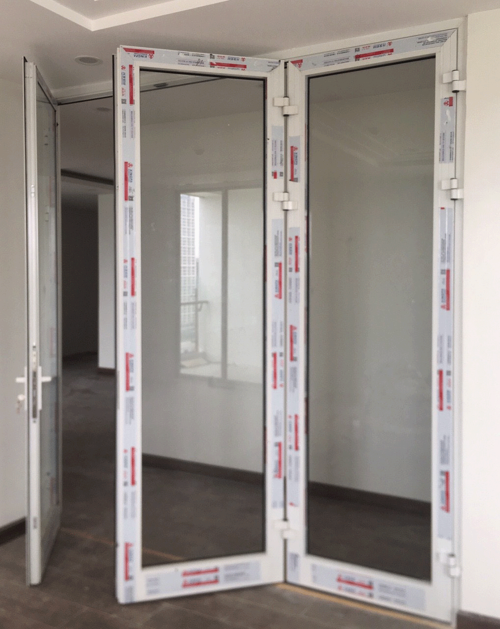 cua nhom xing fa nhap khau 18