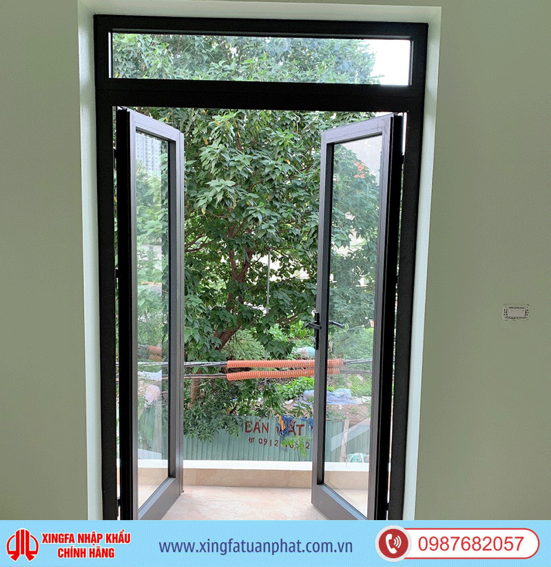 Cửa đi mở quay 2 cánh kết hợp vách kính cố định Cua di mo quay 2 canh ket hop vach kinh co dinh